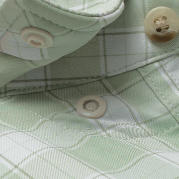 collar snaps on shirt