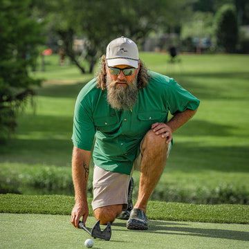 man lining up put with green shirt