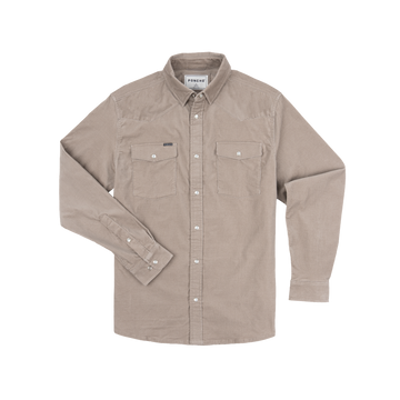The Mouflon shirt in muted beige with button-up front and two chest pockets designed for outdoors use