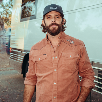 Thomas Rhett Wearing the valdosta duck logo shirt
