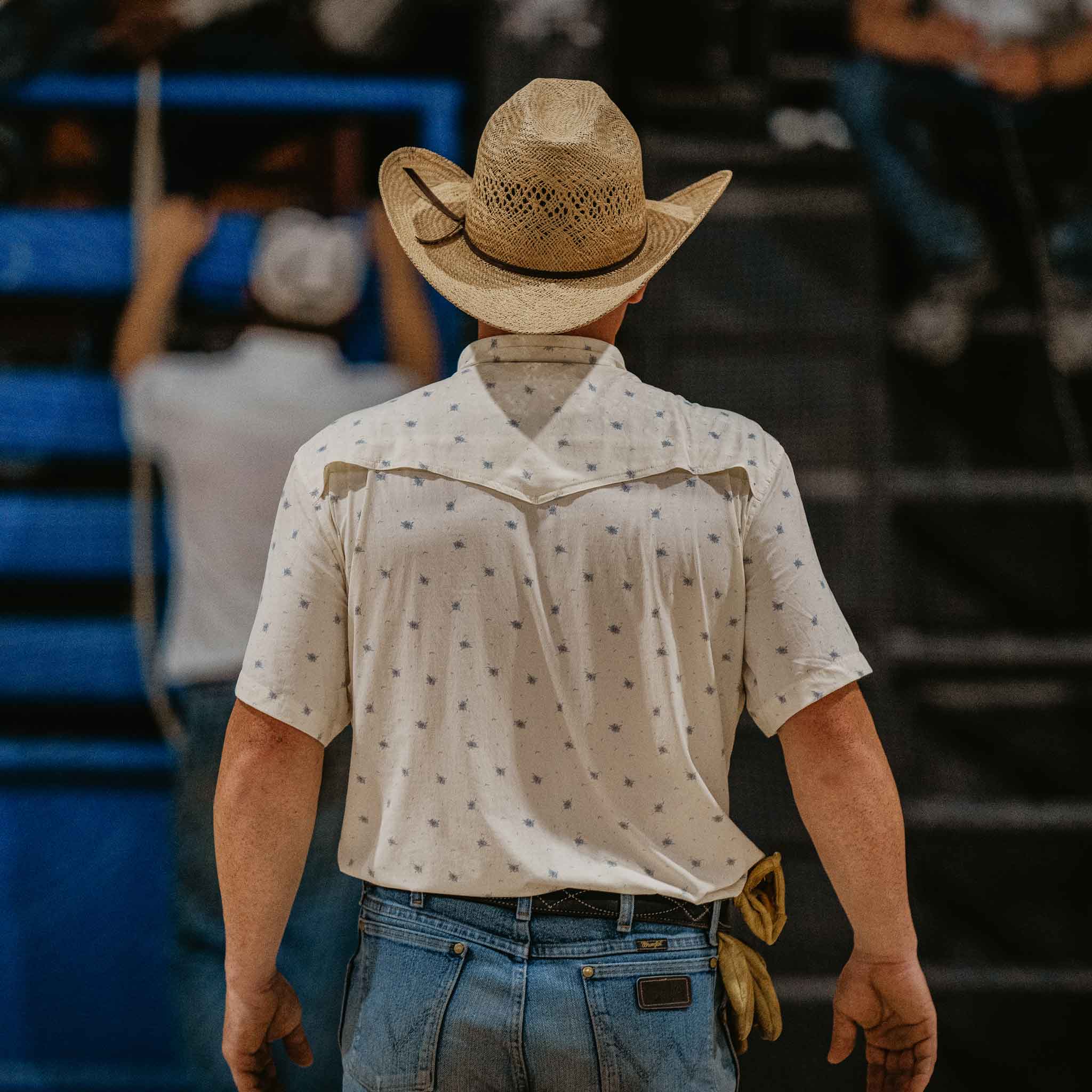view of cowboy wearing the llano from behind